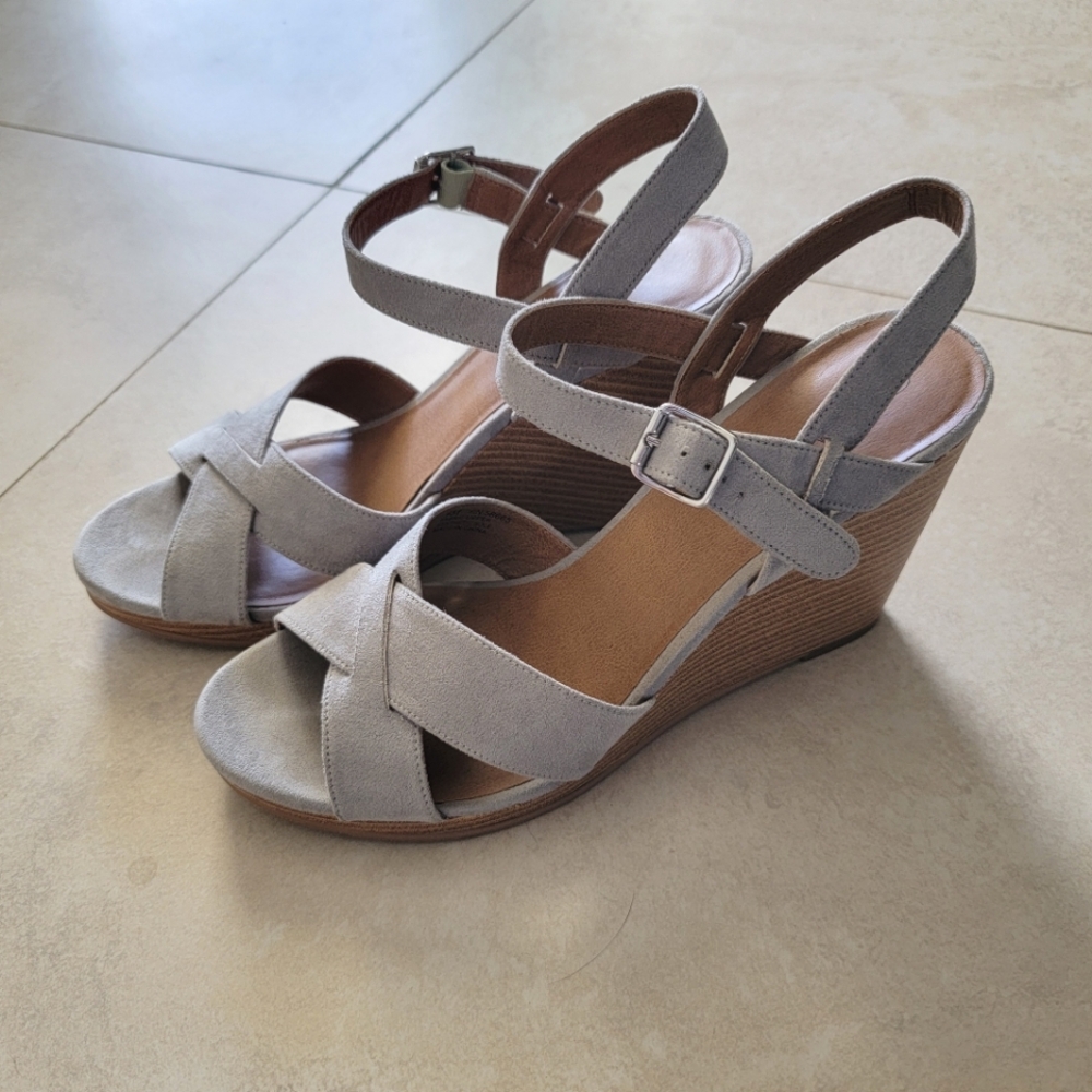 Women's gray wedges, size 9